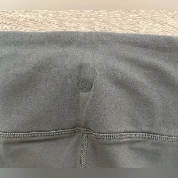 Lululemon gray laser cut bottoms size 6 - Picture 2 of 3